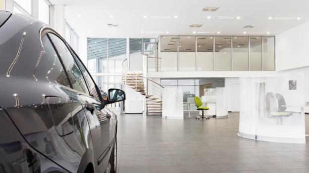 L'éclairage idéal pour les concessionnaires automobiles - entre showroom et atelier