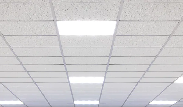 Plafond à grille avec des panneaux LED comme luminaires encastrés